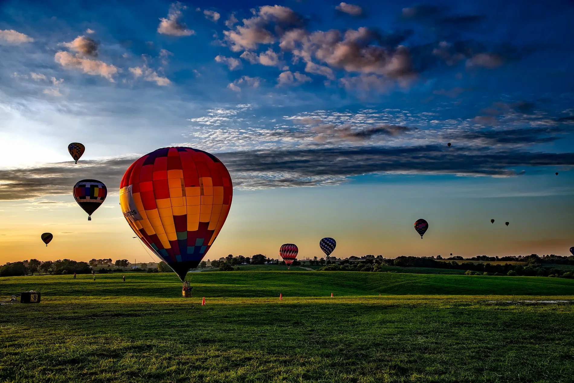 Montgolfières au lever du soleil, photographie d’illustration