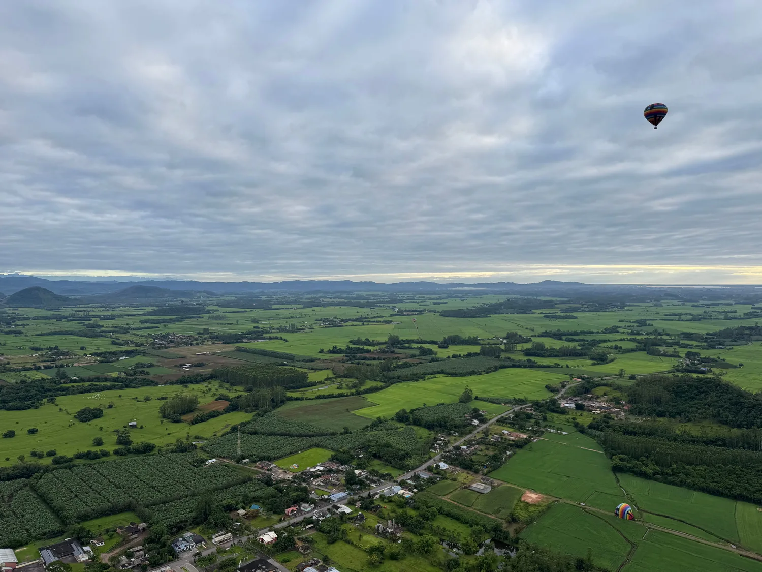 Montgolfière au-dessus de la campagne, photographie d’illustration