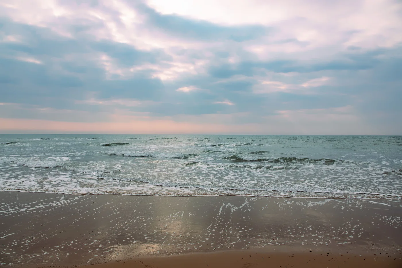 Plage de Royan sous un ciel de fin de journée